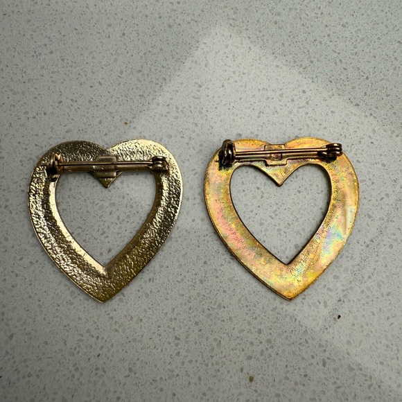 Vintage Heart Brooches Pins Gold Tone Set of Two Valentine's Day - Picture 4 of 7